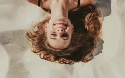 Cómo cuidar el pelo en verano de tus clientas